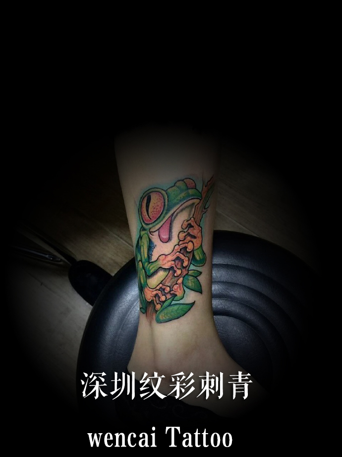 深圳郑女士在小腿上纹可爱的青蛙纹身图案