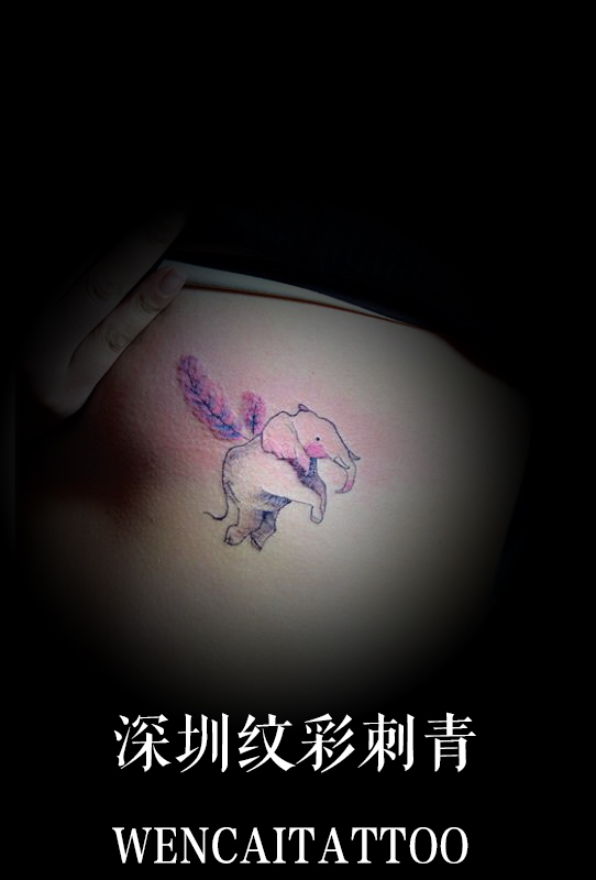 米米小姐胸前的彩色小飞象纹身