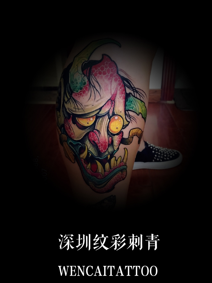 帅气的吴先生小腿鬼脸般若纹身