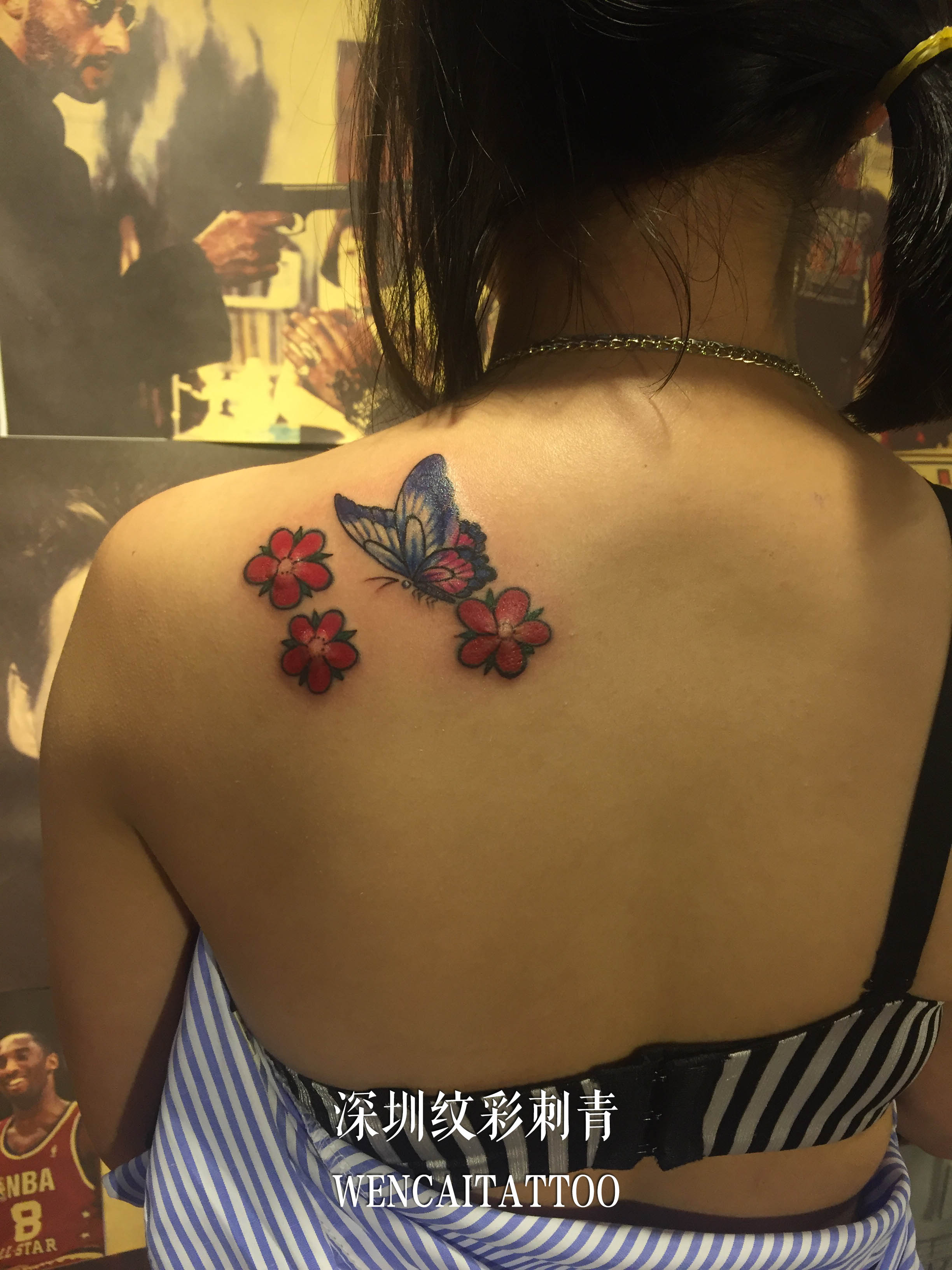 简小姐后背上的精致蝴蝶与花纹身图案