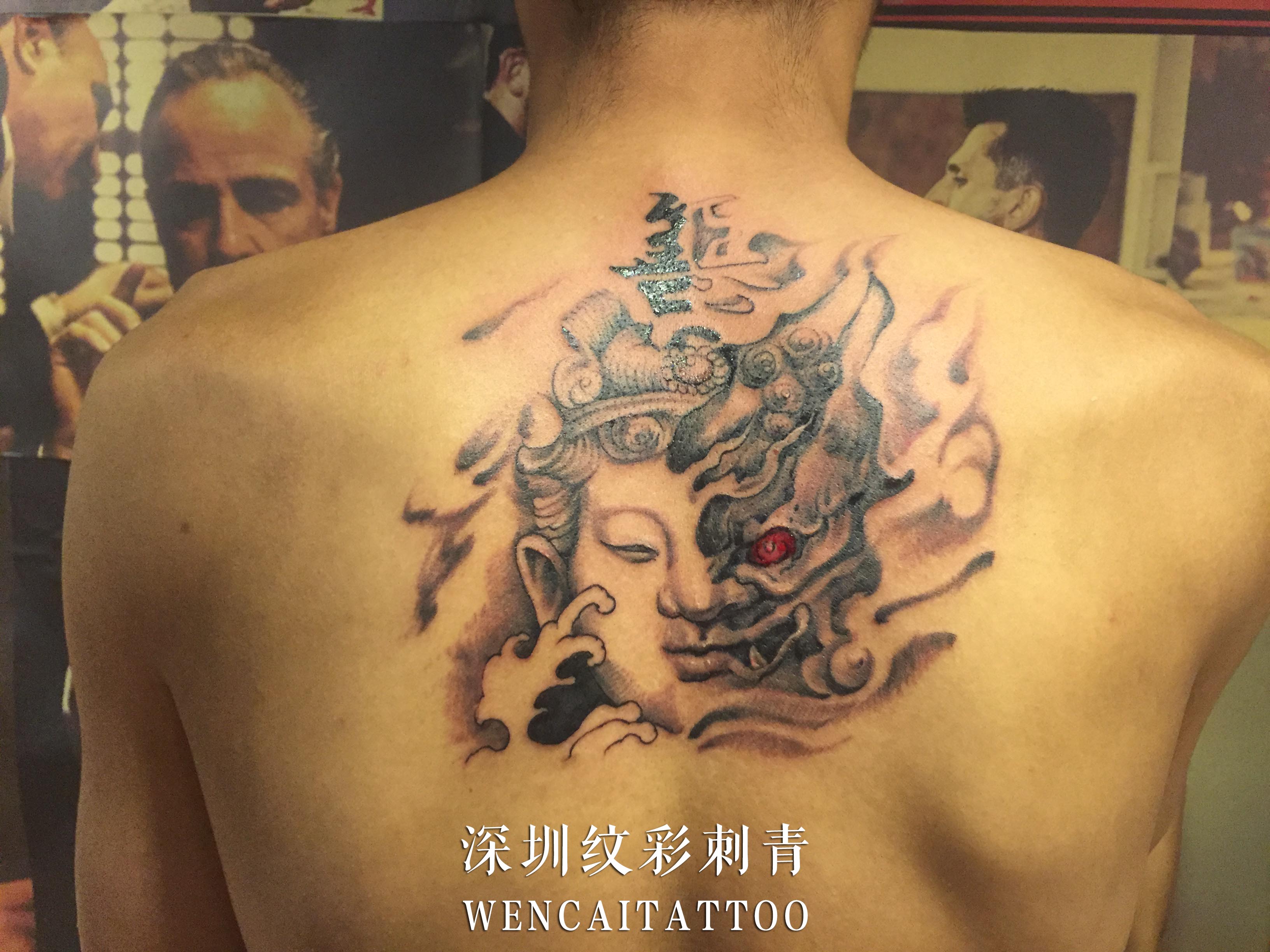 深圳的童先生后背上的创意善恶纹身图案