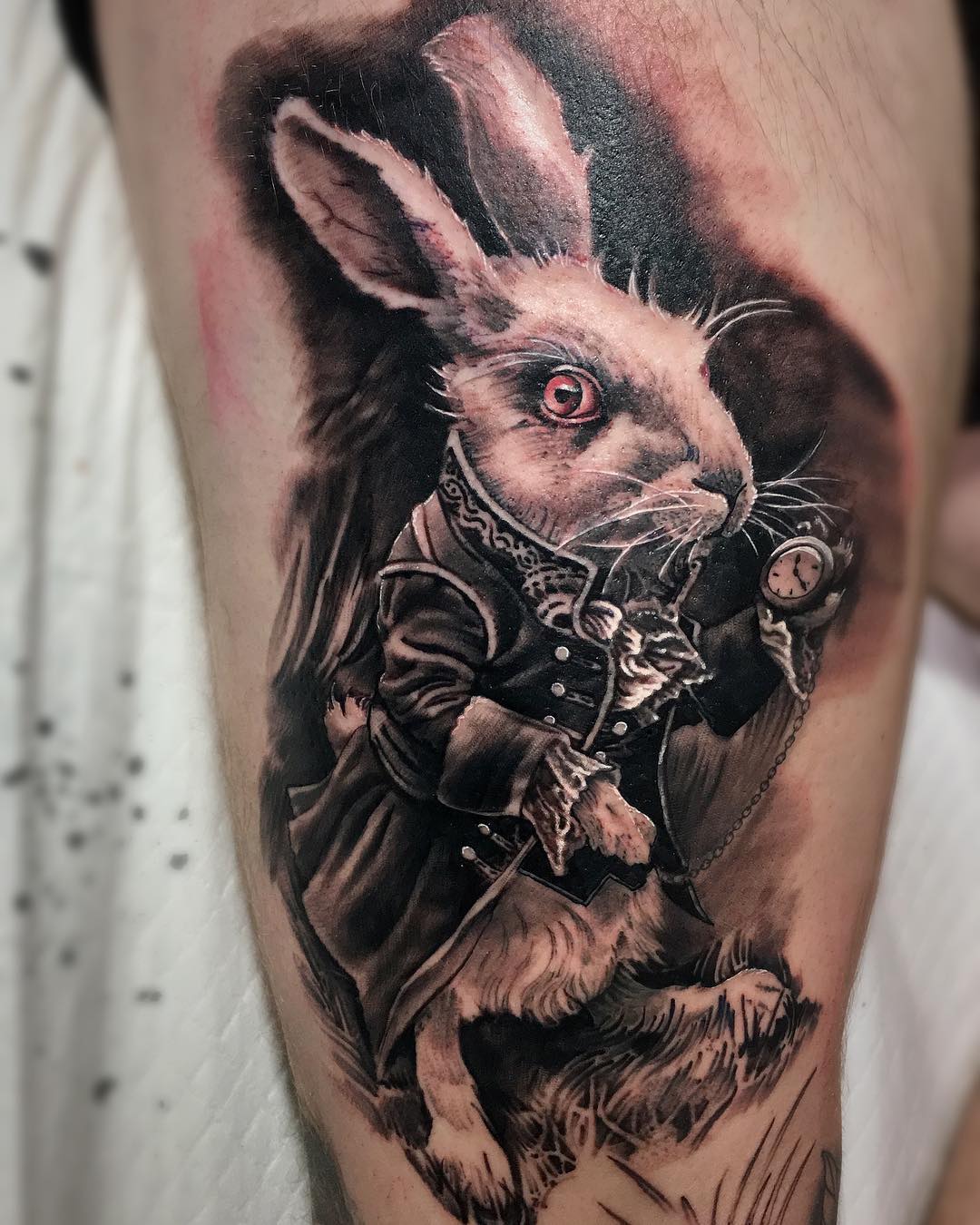 大腿黑灰写实兔子先生纹身图案