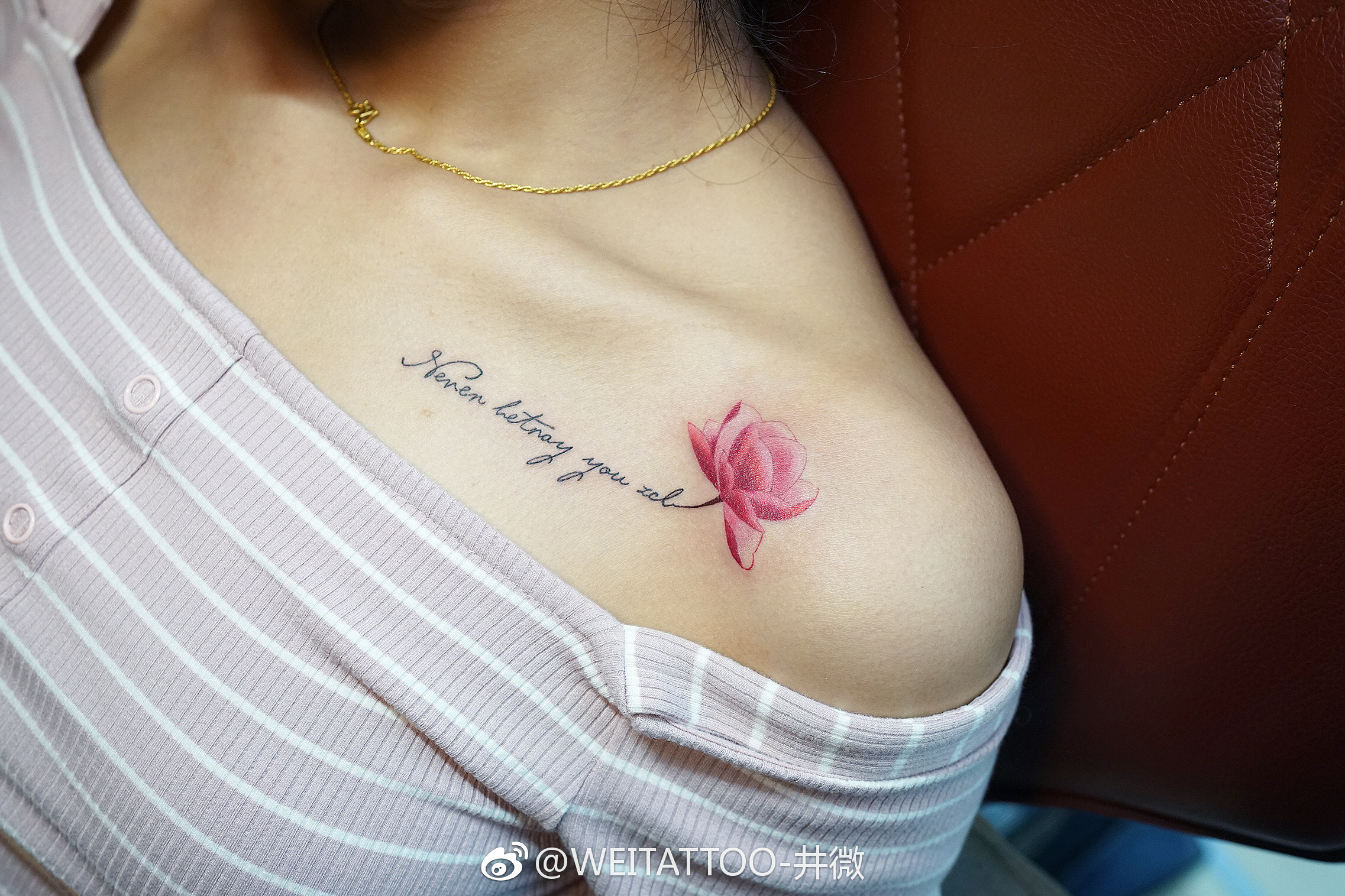 女生锁骨精致小清新字母纹身图案
