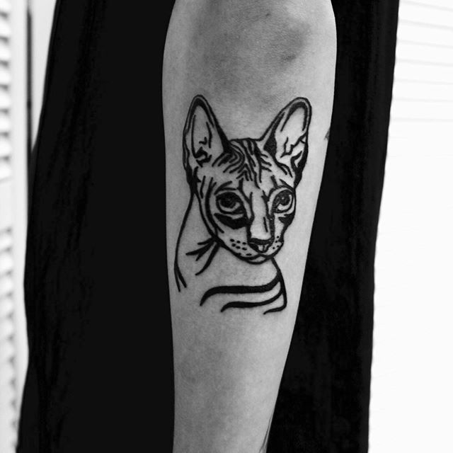 大臂外侧的简约黑猫线条纹身图案