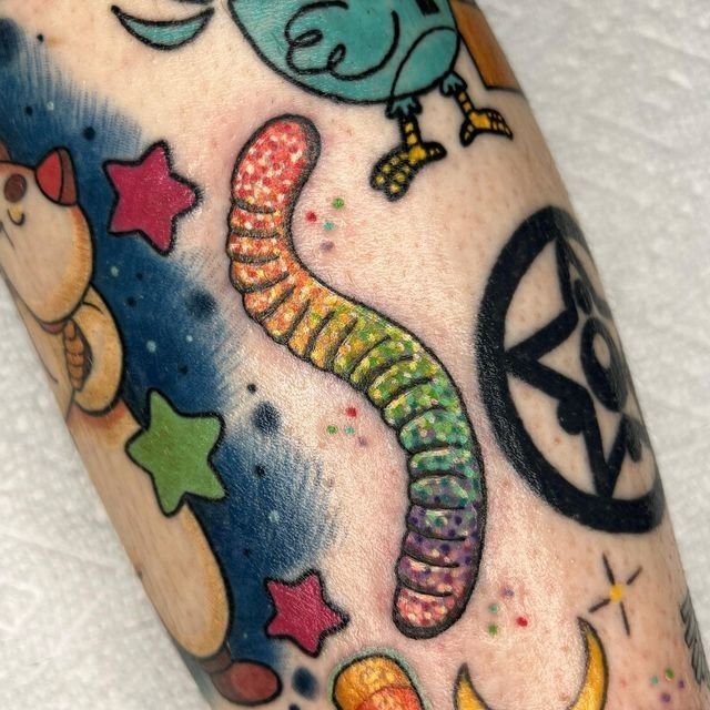 七彩色的毛毛虫和小猫咪小鸡纹身图案
